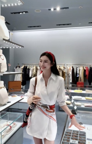 The Story of Roses Liu Yifei and Huang Yimei’s same white V-neck satin cross-waist shirt dress with elegant temperament