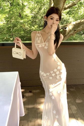 Real shot of hot girl with three-dimensional flower decoration, mid-length slim dress