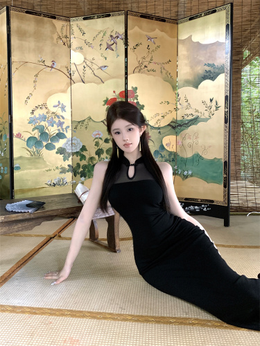 Actual shot of stand-up collared cheongsam dress with side slits, mid-length with breast pads