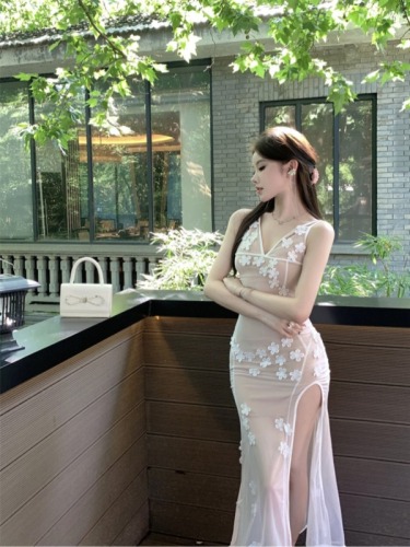 Real shot of hot girl with three-dimensional flower decoration, mid-length slim dress