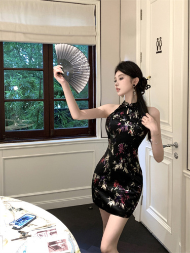 Real shot of hot girl’s improved cheongsam dress, slim fit and short style