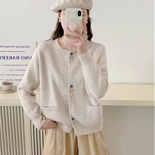 2024 Spring and Autumn New Style Western Style Knitted Sweater Cardigan Women's Korean Style Casual Three-Color Button Design Small Sweater