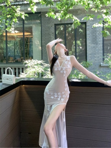 Real shot of hot girl with three-dimensional flower decoration, mid-length slim dress