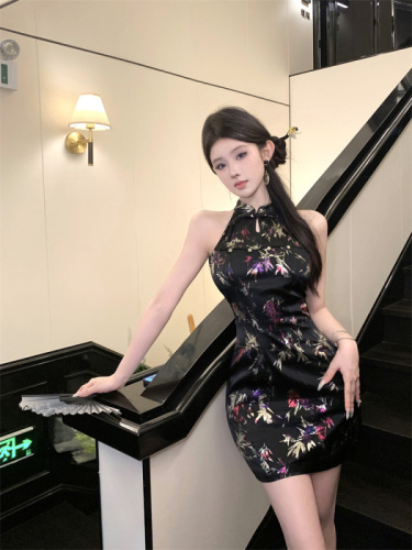 Real shot of hot girl’s improved cheongsam dress, slim fit and short style