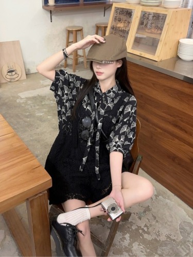 Real shot ~ Loose, slimming and age-reducing hollow lace suspender shorts + versatile casual short-sleeved Hong Kong floral shirt