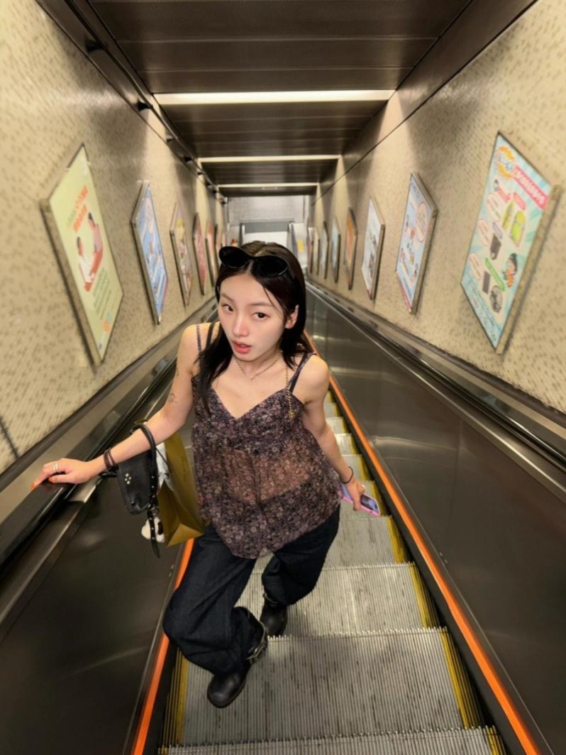 夏日清涼休閒「度假系列」微透紫色碎花吊帶上衣女