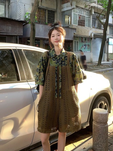 Real shot ~ Loose, slimming and age-reducing hollow lace suspender shorts + versatile casual short-sleeved Hong Kong floral shirt