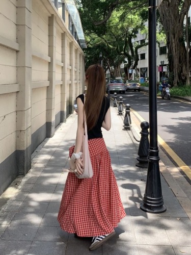 Real shot of red plaid skirt, niche A-line skirt + black sleeveless vest