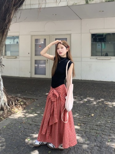 Real shot of red plaid skirt, niche A-line skirt + black sleeveless vest