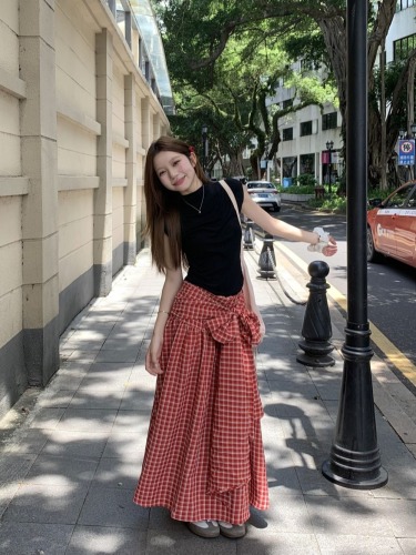 Real shot of red plaid skirt, niche A-line skirt + black sleeveless vest