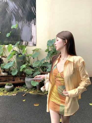 Actual shot of contrasting printed dress, fashionable suspender skirt + linen long-sleeved age-reducing western-style shirt