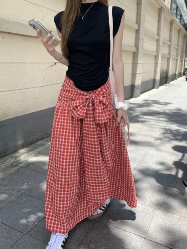 Real shot of red plaid skirt, niche A-line skirt + black sleeveless vest