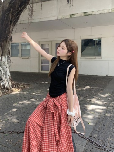 Real shot of red plaid skirt, niche A-line skirt + black sleeveless vest