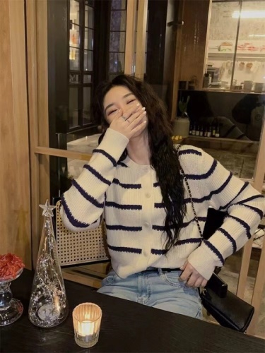 Sanji Heihua striped knitted cardigan short sweater jacket is popular this year and unique top is super beautiful