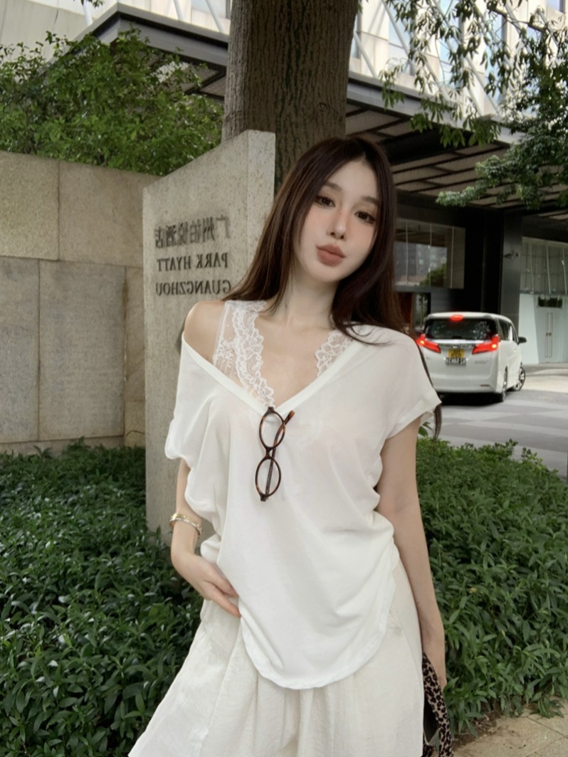 Real shot of summer hot girl pure lust style V-neck lace vest layered with loose sleeveless off-shoulder T-shirt two-piece top