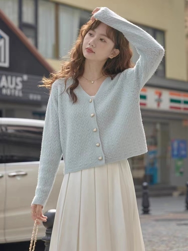 French gentle cream blue knitted cardigan for women 2024 autumn new v-neck loose short top for small people