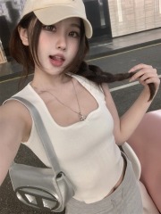 Actual shot of summer hot girls wearing a niche and versatile square-neck short vest for women