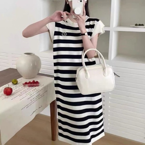 High-end puff sleeve striped 2024 summer new commuter simple knitted dress