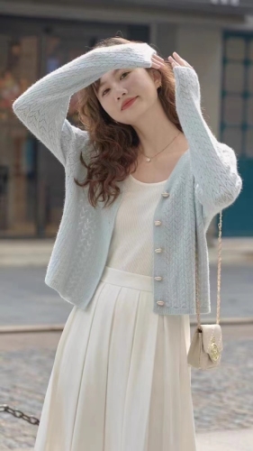 French gentle cream blue knitted cardigan for women 2024 autumn new v-neck loose short top for small people