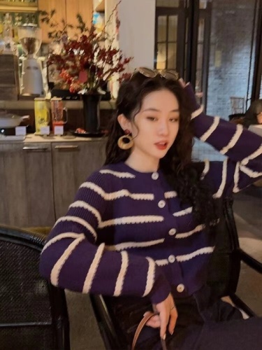 Sanji Heihua striped knitted cardigan short sweater jacket is popular this year and unique top is super beautiful