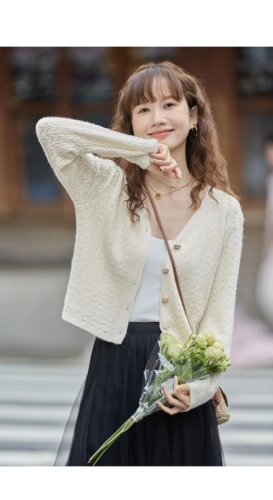 French gentle cream blue knitted cardigan for women 2024 autumn new v-neck loose short top for small people