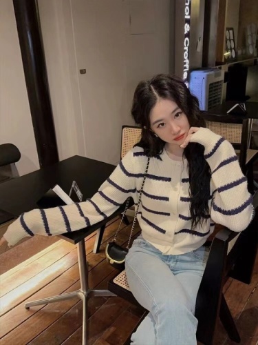 Sanji Heihua striped knitted cardigan short sweater jacket is popular this year and unique top is super beautiful