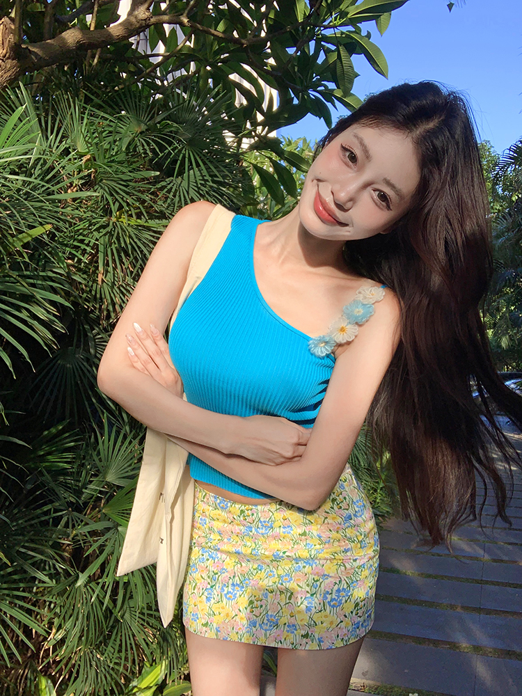 Actual shot of lemon yellow camisole for women's summer outer wear with sweet and spicy style + floral pattern low-waisted slim-fit hip skirt
