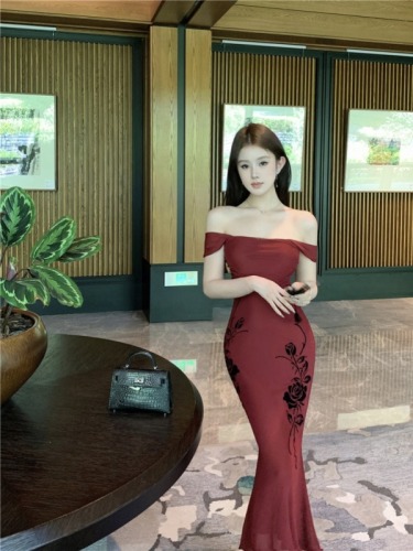 Actual shot~French style high-end mesh rose flocking design to show figure, hip-hugging suspender fishtail long skirt for women