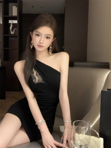 Real shot of lace spliced ​​sloping shoulder black dress for hot girls in summer, slimming and hip-hugging skirt