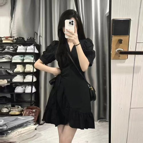 French puff sleeve dress for women summer 2024 new style small high-end slimming ruffled little black skirt