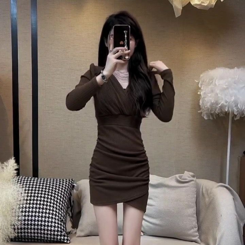 Hot girl fashionable temperament versatile V-neck long-sleeved high-waisted slimming pleated sexy butt-hugging and stylish petite dress