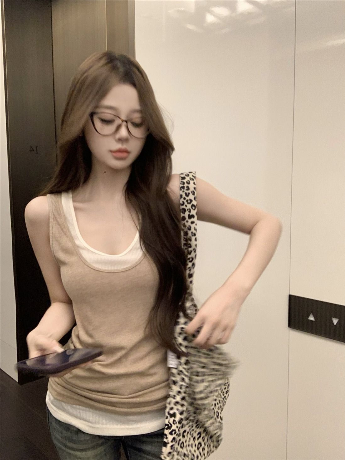 Recommended to be layered. Slim-fitting and versatile vest, women's sleeveless top worn outside.
