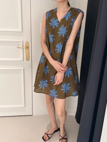 Sleeveless floral floral dress with belt