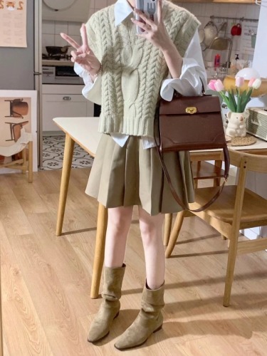 Early autumn wear cool salt style fashion age-reducing internet celebrity bombing the street salty and sweet Hong Kong style retro chic three-piece suit for women