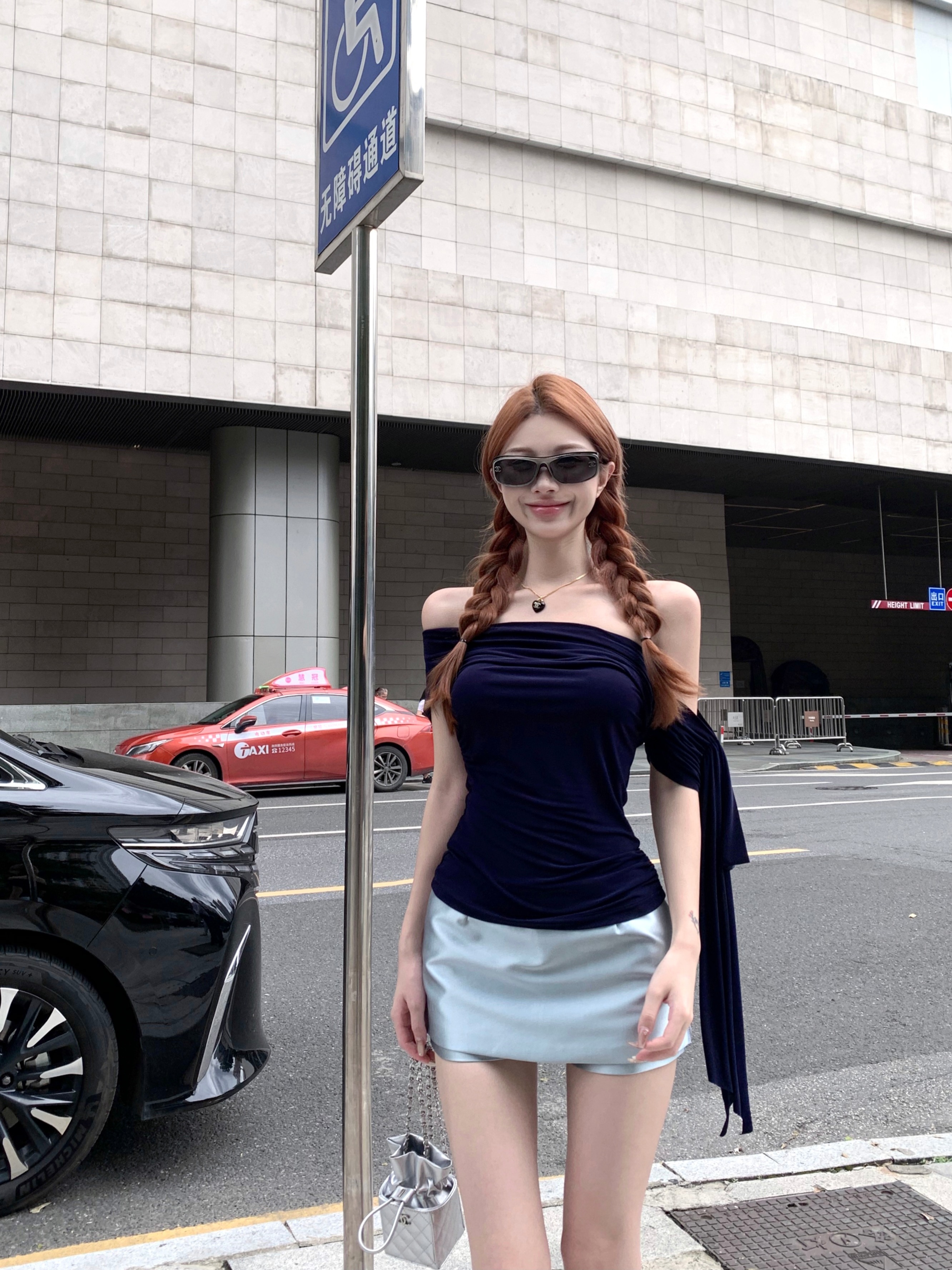 Real shot of high-end multi-wear strapless off-shoulder waist top + metallic blue double side zipper acetate culottes for women