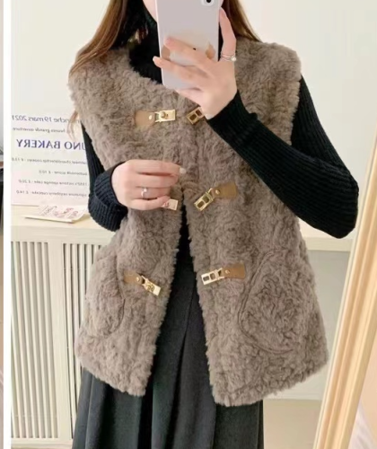 Lamb wool vest women's short fur one-piece vest 2024 autumn and winter new fashion age-reducing imitation rabbit fur vest