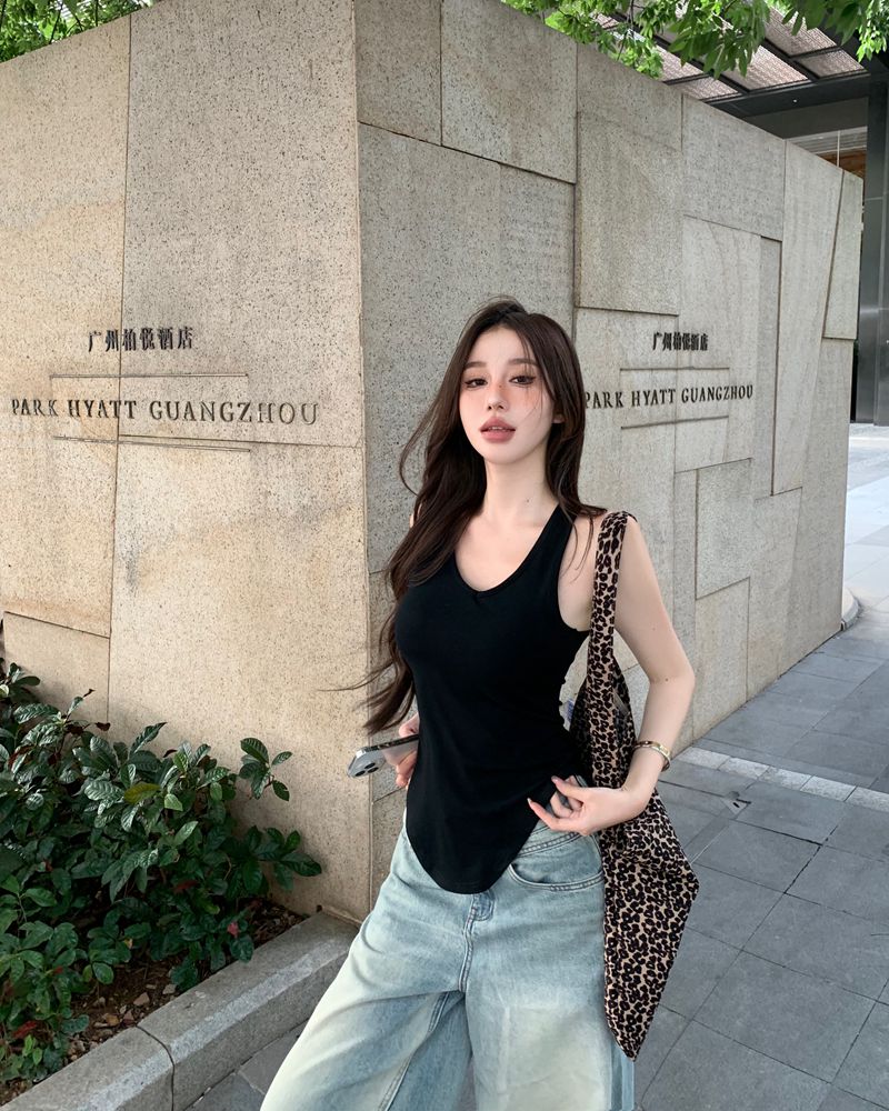 Real shot of hot girl Xia Chunyue V-tie chest pad without wearing bra V-neck slim slim vest women's sleeveless top