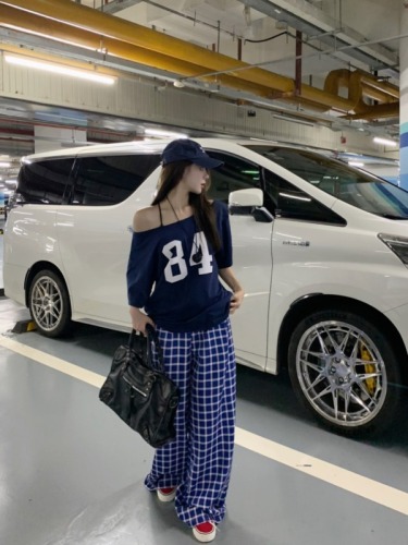 Actual shot of American slanted off-shoulder hottie loose lazy style T-shirt + retro Hong Kong style plaid wide-leg trousers