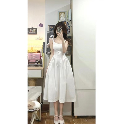 2024 new French Hepburn style white suspender dress for women, gentle waist, slimming and elegant long dress in summer