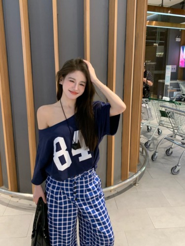 Actual shot of American slanted off-shoulder hottie loose lazy style T-shirt + retro Hong Kong style plaid wide-leg trousers