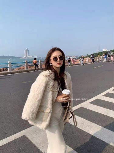 2024 autumn and winter new style small fragrant style short coat women's lamb velvet fur one-piece warm cardigan coat