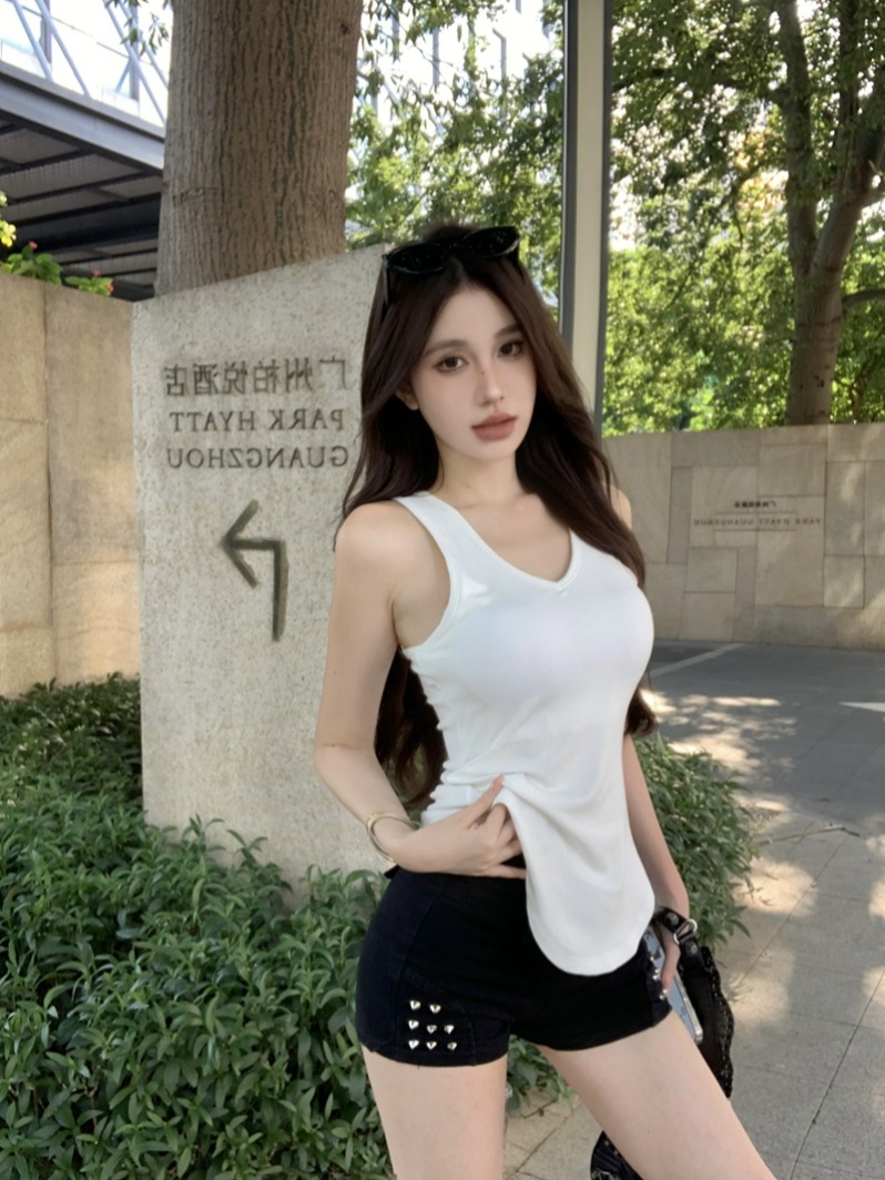 Real shot of hot girl Xia Chunyue V-tie chest pad without wearing bra V-neck slim slim vest women's sleeveless top
