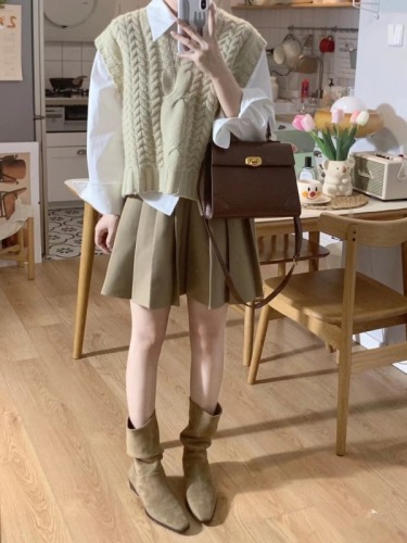 Early autumn wear cool salt style fashion age-reducing internet celebrity bombing the street salty and sweet Hong Kong style retro chic three-piece suit for women