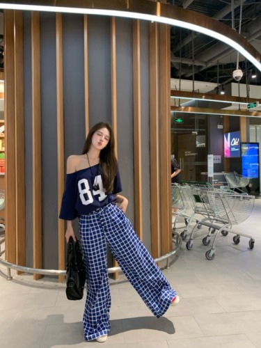 Actual shot of American slanted off-shoulder hottie loose lazy style T-shirt + retro Hong Kong style plaid wide-leg trousers