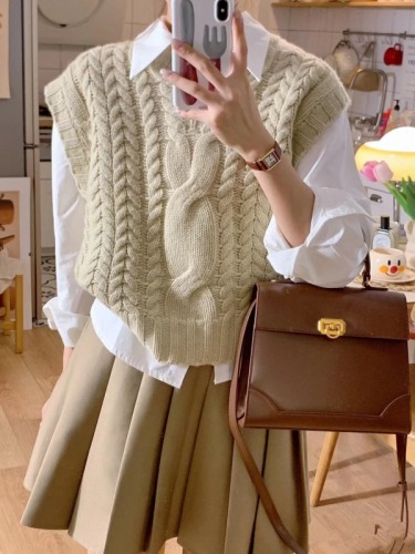 Early autumn wear cool salt style fashion age-reducing internet celebrity bombing the street salty and sweet Hong Kong style retro chic three-piece suit for women