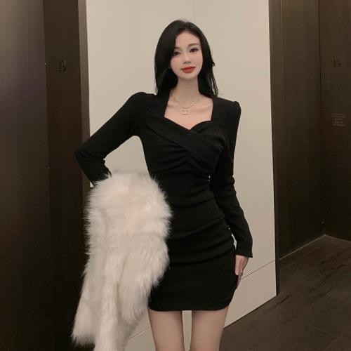 High-end black tight-fitting sexy dress 2024 autumn temperament, feminine, figure-hugging butt-hugging bottoming skirt