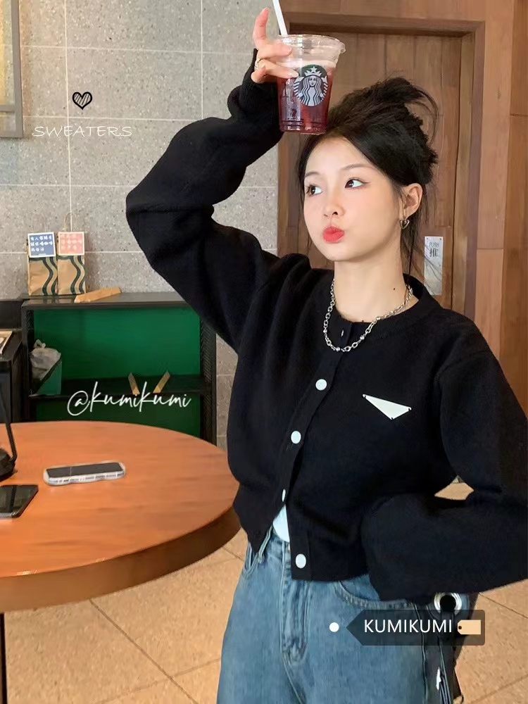 Niche black inner knitting sweater for women, spring design, lazy style, long-sleeved top, short open jacket.