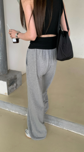 Real shot of loose wide-leg casual pants