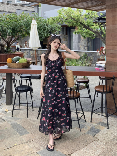 Real shot of floral suspender skirt, French retro style, waist slimming, backless seaside vacation long skirt