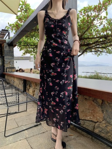 Real shot of floral suspender skirt, French retro style, waist slimming, backless seaside vacation long skirt